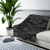Schwarze und graue Sherpa-Fleecedecke mit Fledermaus-Print, Goth-Ästhetische, gemütliche Homewear